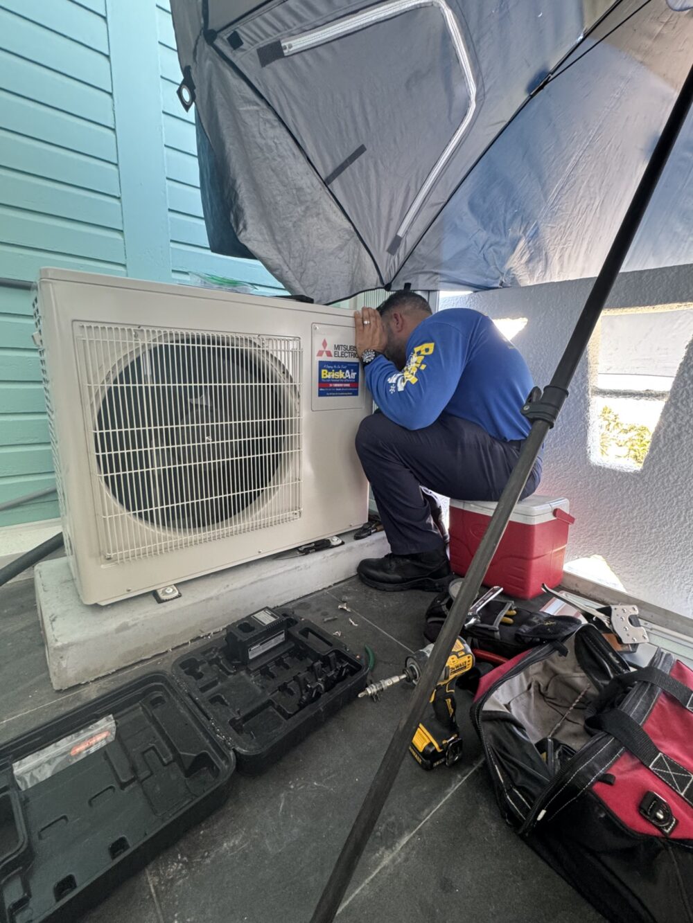 expert doing HVAC service Coral Springs FL on AC unit