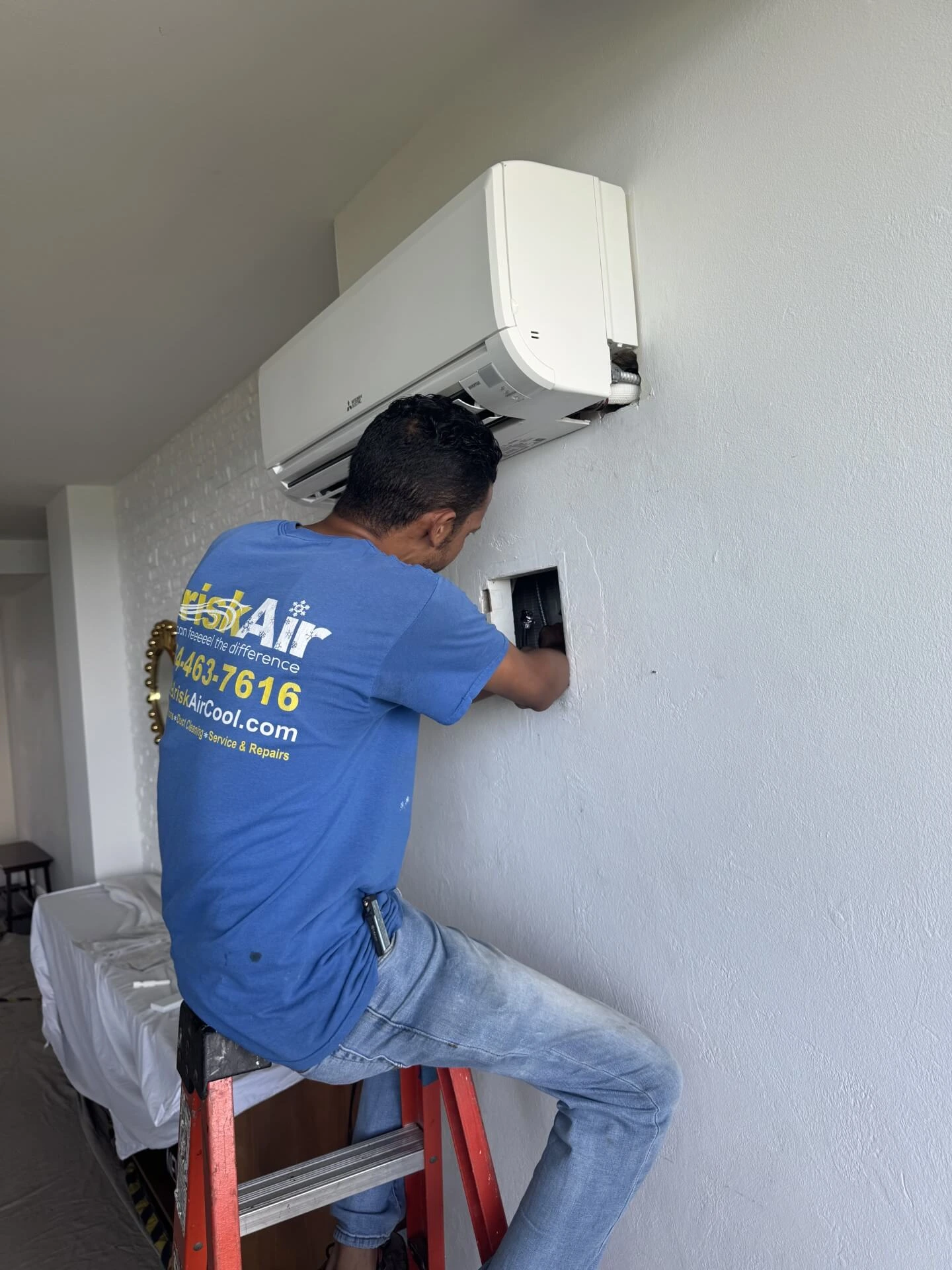 professional-doing-air-conditioning-installation-coral-springs-fl