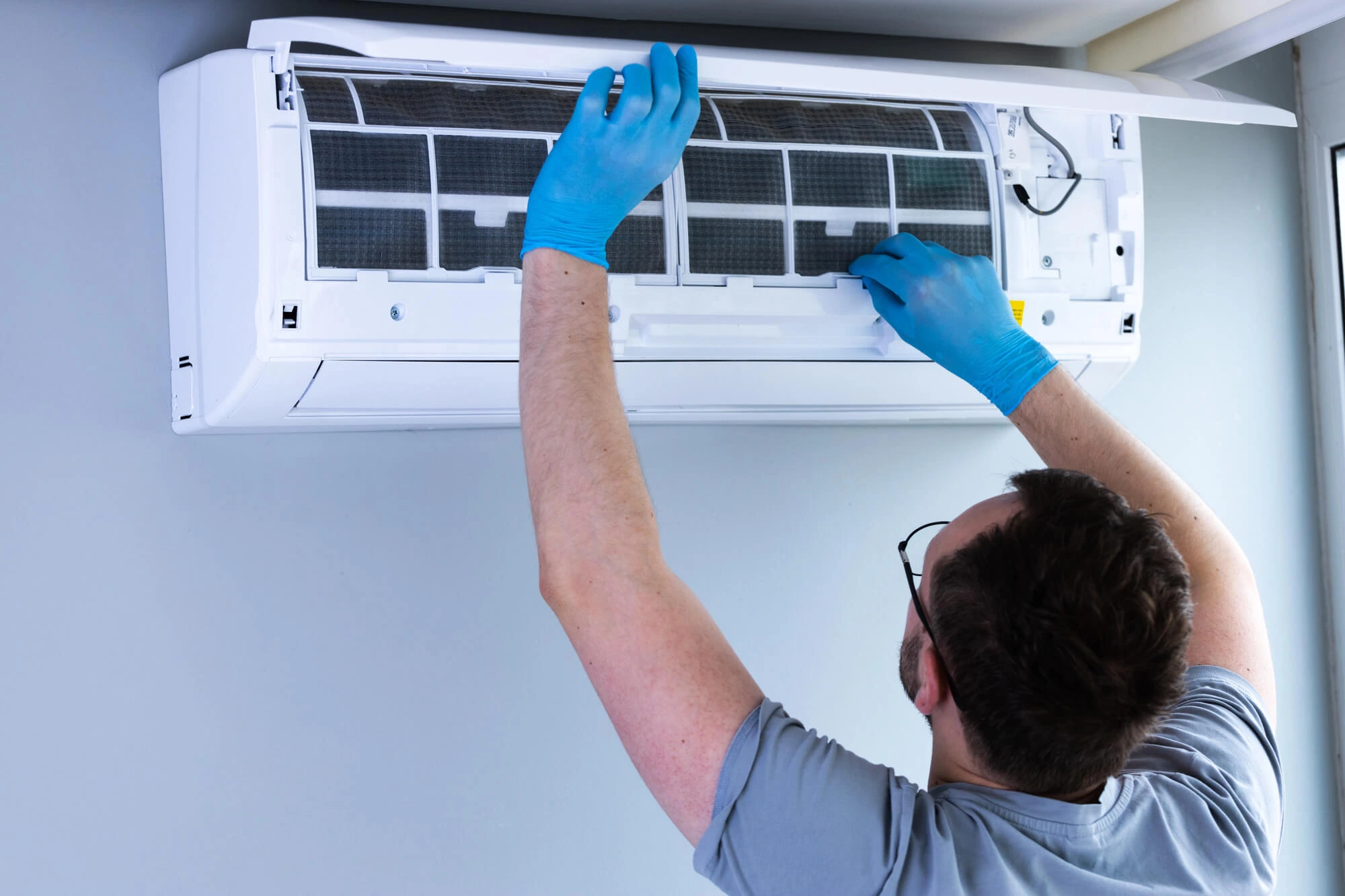 professional doing air conditioning service Coral Springs FL