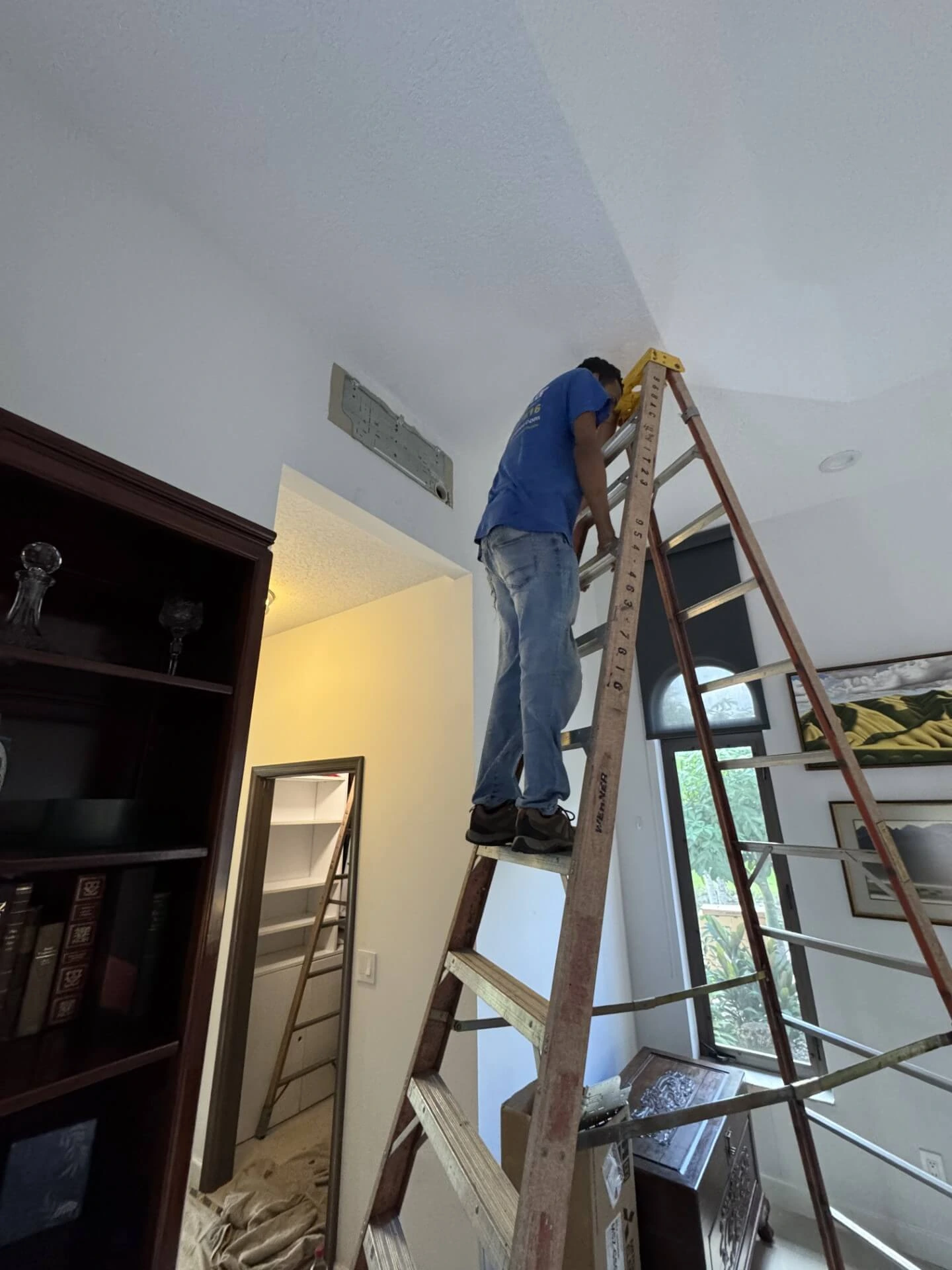 professional-doing-an-air-conditioning-installation-coral-springs-fl